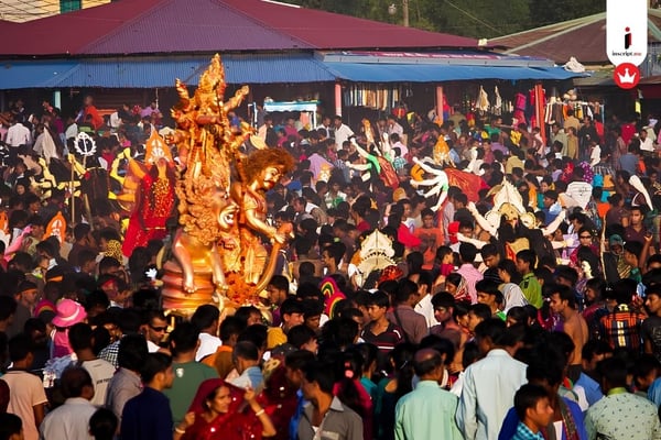 জাতের বেড়া ডিঙিয়ে দুর্গাপুজো যেভাবে হয়ে উঠেছে সর্বজনীন উৎসব