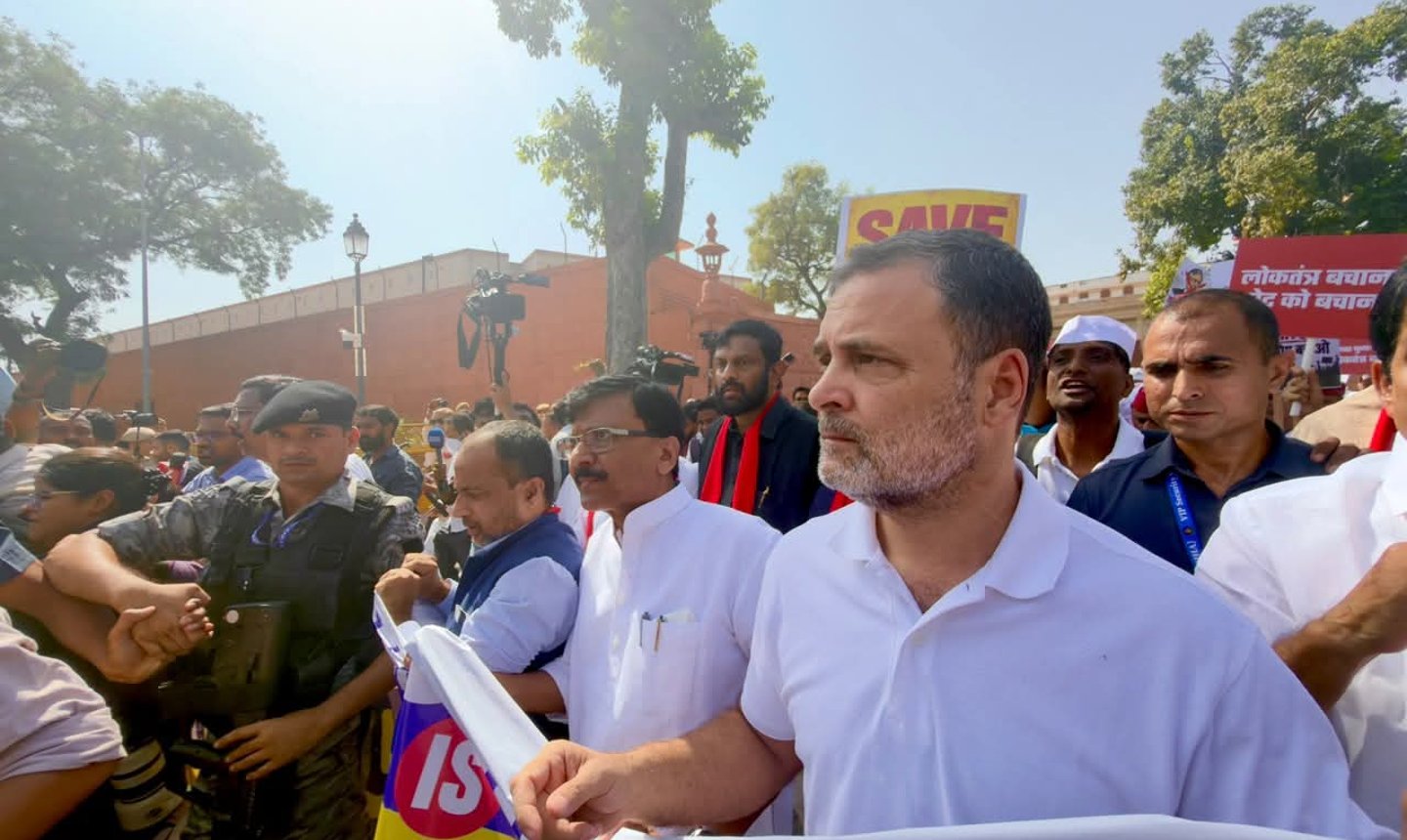 জ্ঞানেশ কুমারের পদত্যাগের দাবিতে রাহুলদের মিছিল, পুলিশের বাধায় ধর্না বিরোধীদের