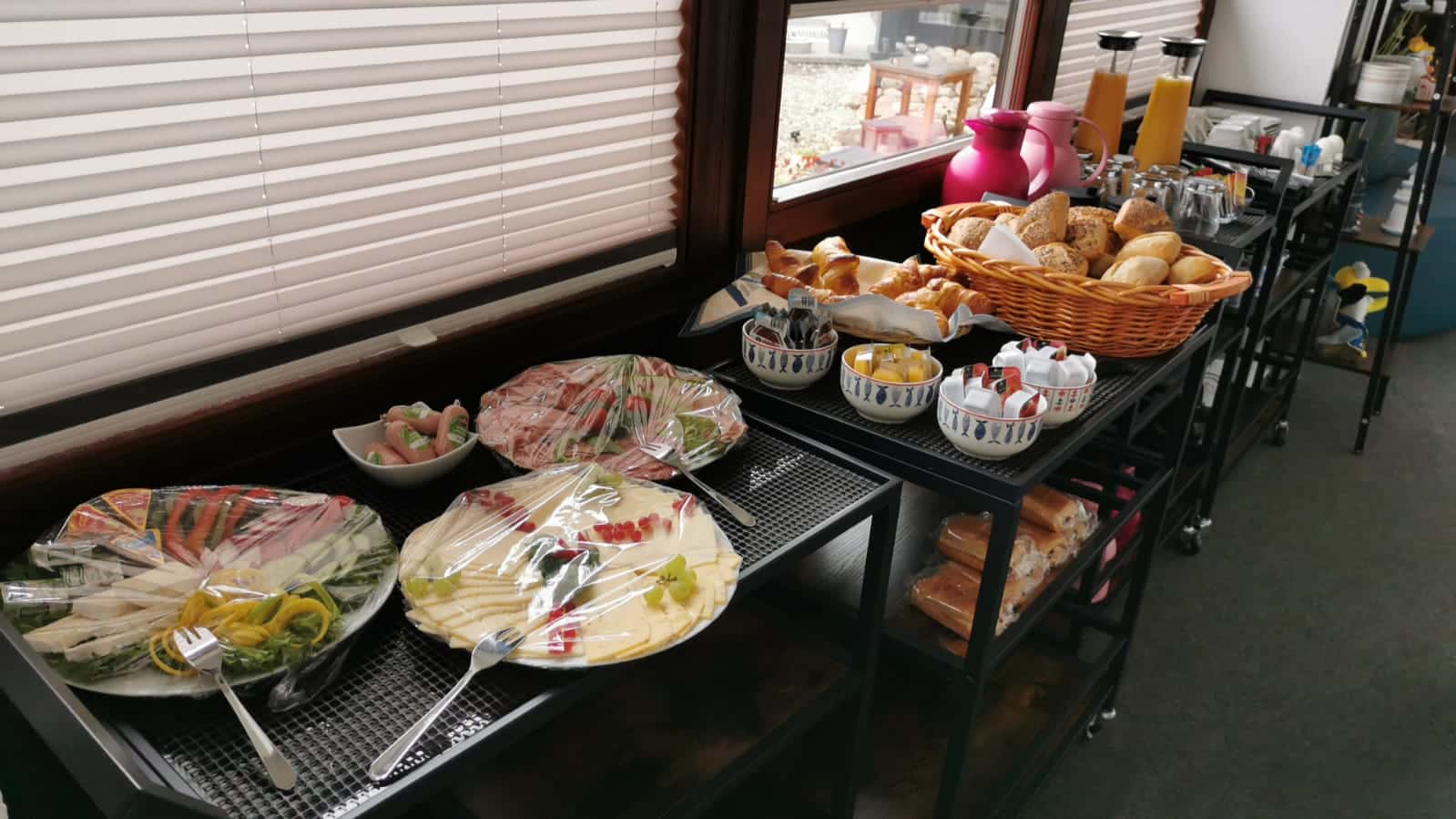 Wir können auch anders - Buffet für unsere Gäste Buffet, das beste für die Gäste, herausforderung angenommen, wir können auch anders Wir können auch anders - Buffet für unsere Gäste Buffet, das beste für die Gäste, herausforderung angenommen, wir können auch anders