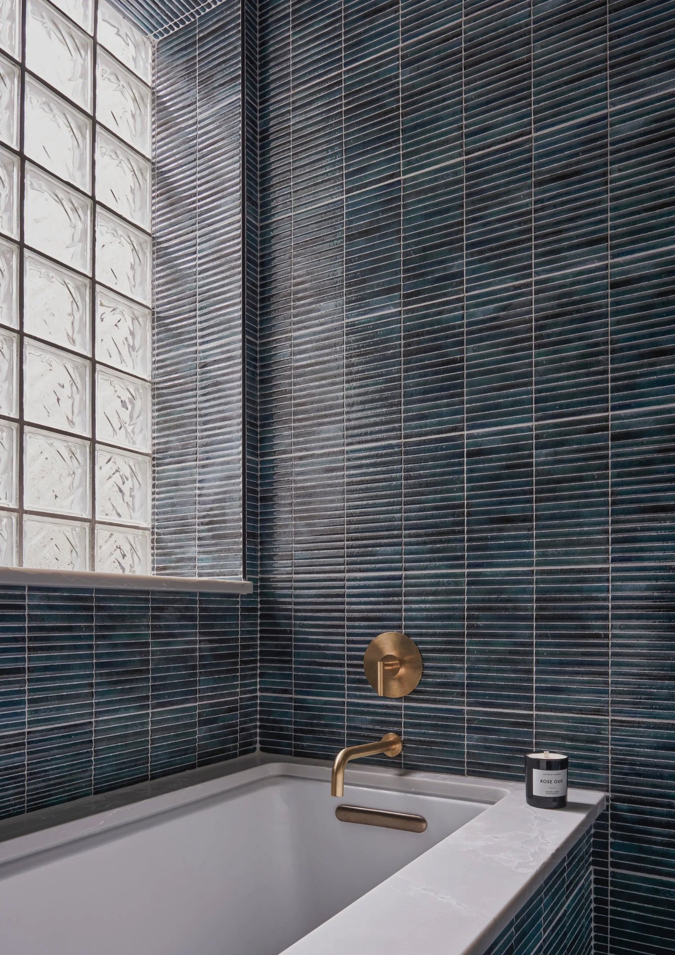 Elegant bathtub integrated with walk-in shower