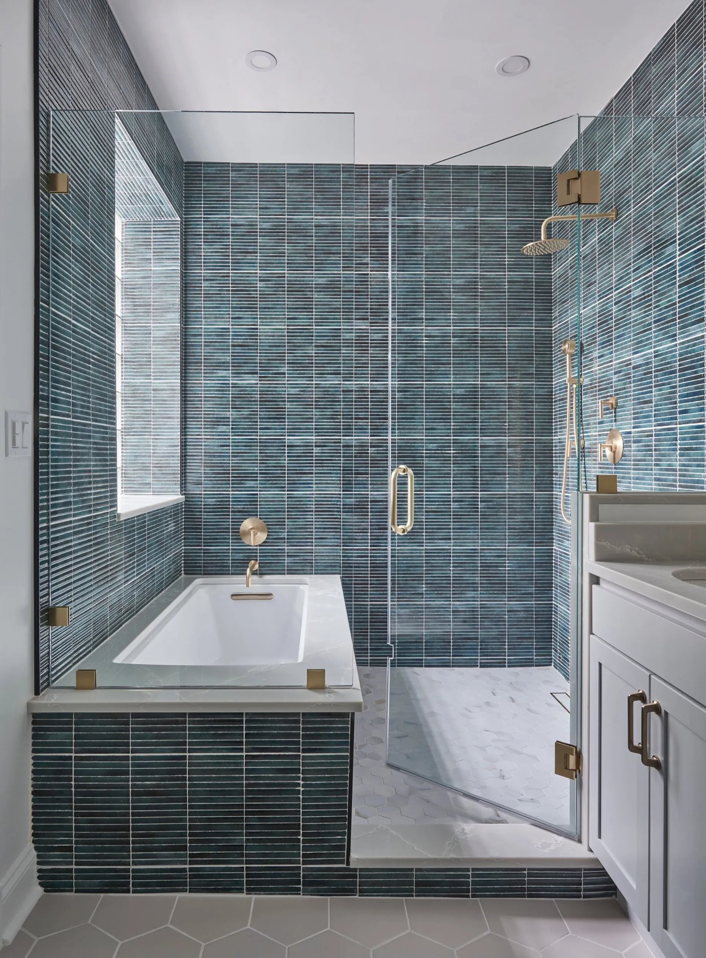 Wet room with integrated tub