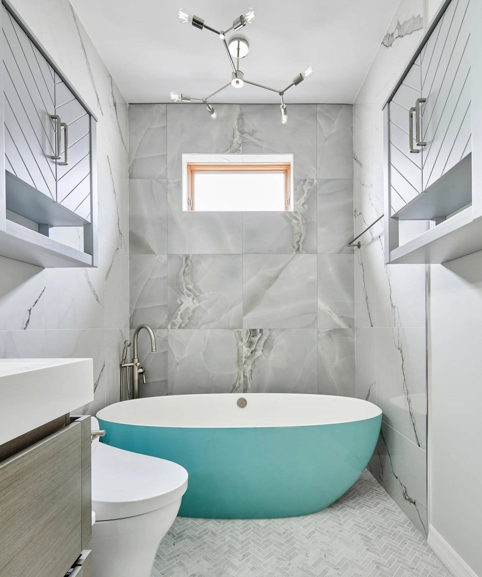 Freestanding soaking tub