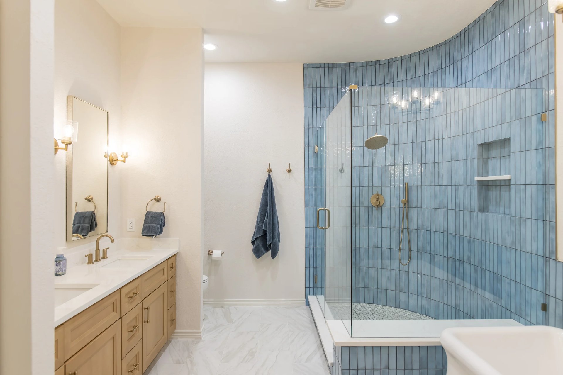 Full bathroom overview