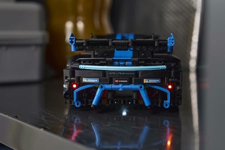 LEGO Technic Samochód wyścigowy Porsche GT4 e-Performance