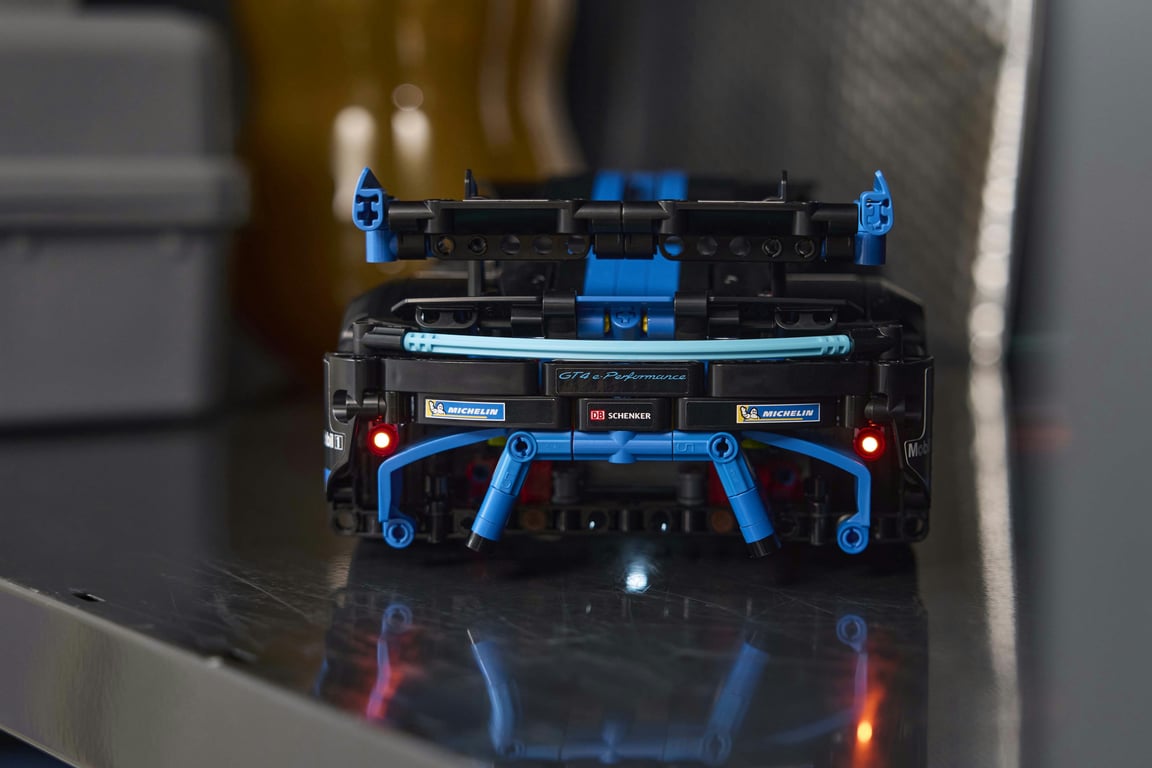 LEGO Technic Samochód wyścigowy Porsche GT4 e-Performance