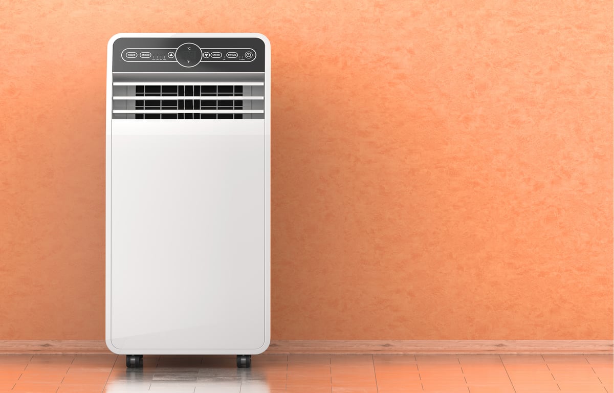 Klimatyzator przenośny w jasnym salonie w upalny letni dzień