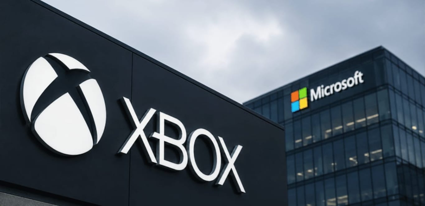 Logo Xbox na tle siedziby Microsoftu — ilustracja do newsa o zwolnieniach