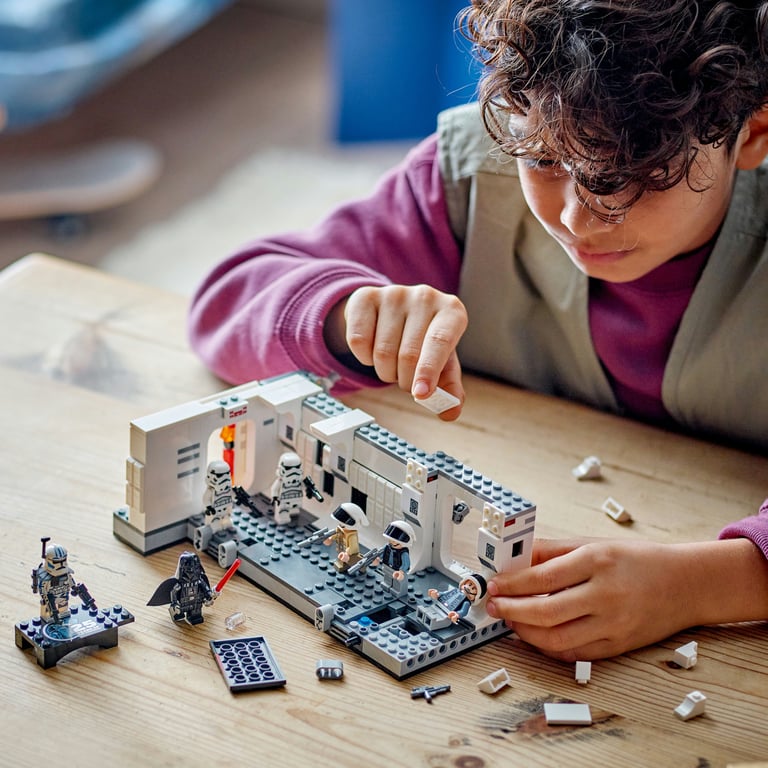 фото Блоковий конструктор LEGO Star Wars Посадка на Тантів IV (75387)