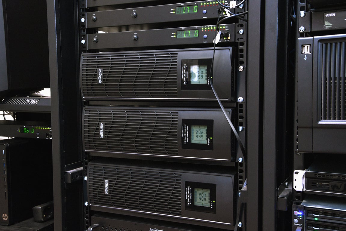 Gembird UPSRACK-12 UPS 2000 VA Con AVR - Gruppo Di Continuità Per PC E Ufficio, Protezione Sovratensioni