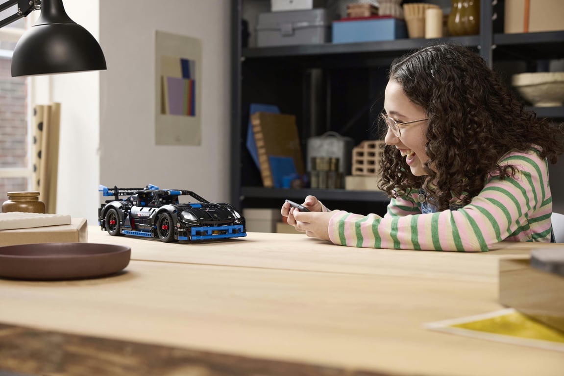 LEGO Technic Samochód wyścigowy Porsche GT4 e-Performance