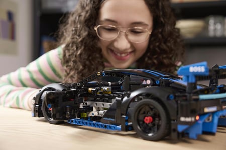 LEGO Technic Samochód wyścigowy Porsche GT4 e-Performance