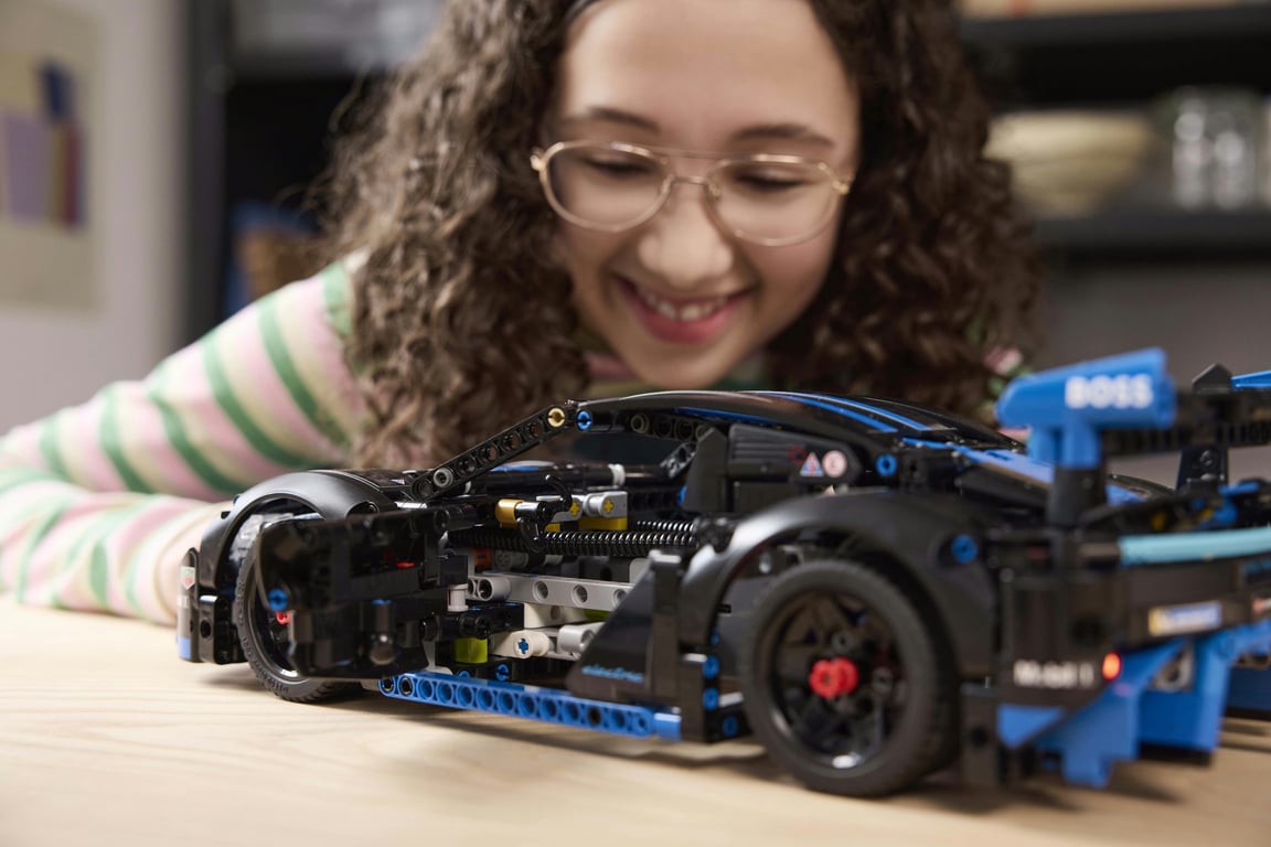 LEGO Technic Samochód wyścigowy Porsche GT4 e-Performance