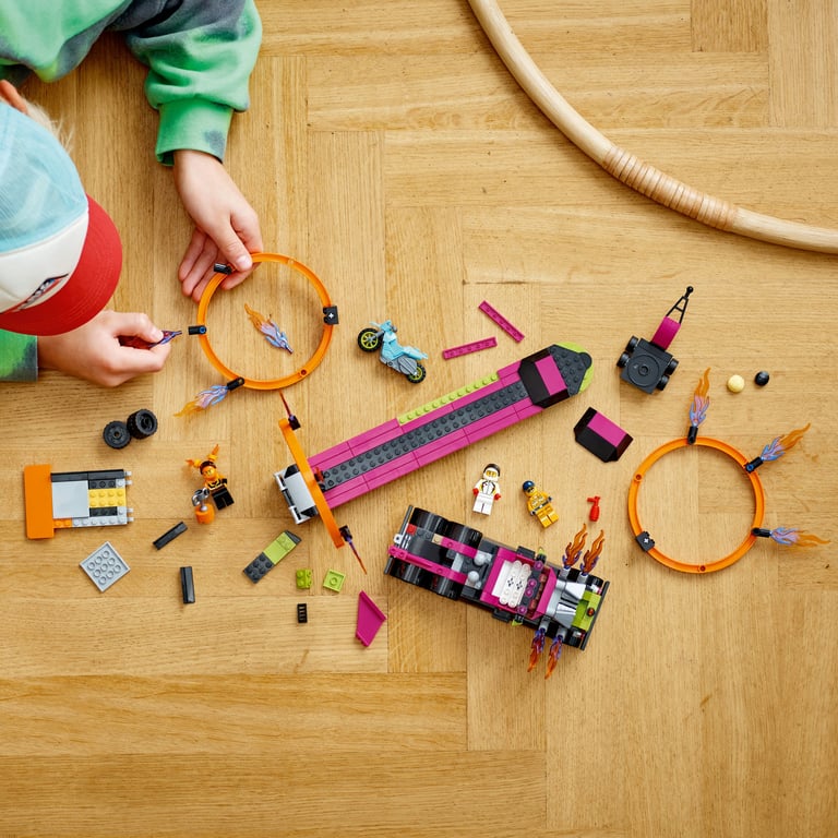 фото Блоковий конструктор LEGO City Завдання із каскадерською вантажівкою та вогняним колом (60357)