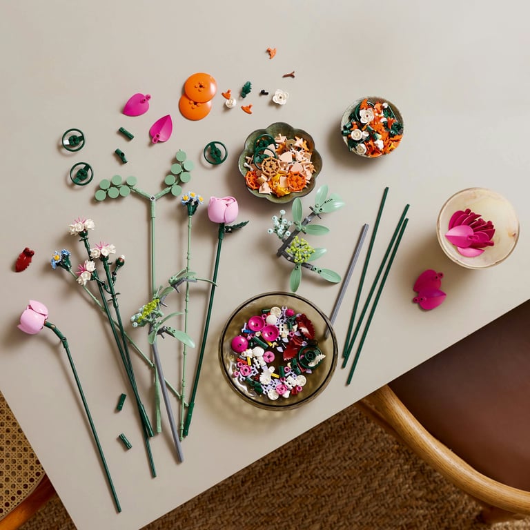 фото Блоковий конструктор LEGO Botanicals Милий рожевий букет квітів (10342)