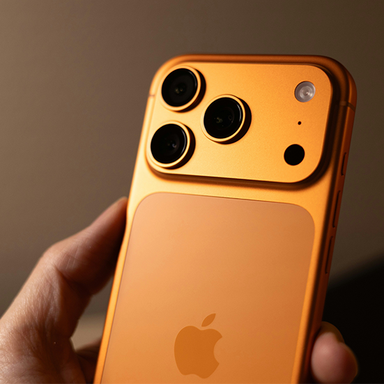 Moduły aparatów Galaxy S26 Ultra i iPhone 17 Pro Max w zbliżeniu