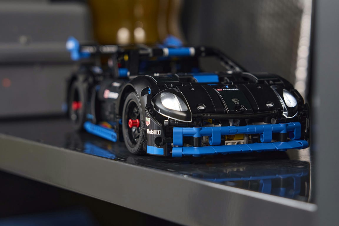 LEGO Technic Samochód wyścigowy Porsche GT4 e-Performance