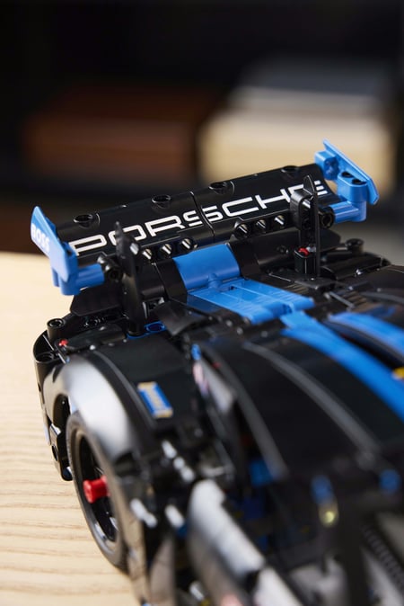 LEGO Technic Samochód wyścigowy Porsche GT4 e-Performance