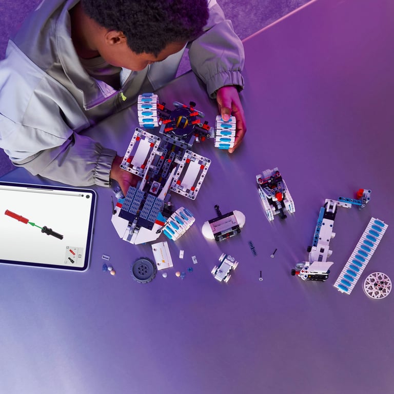 фото Блоковий конструктор LEGO Technic Місяцехід Lunar Outpost. Космічний корабель (42211)