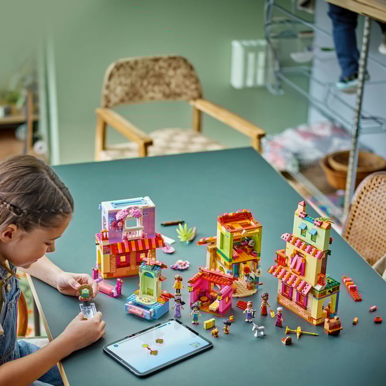 фото Блоковий конструктор LEGO Чарівний будинок Мадригала (43245)