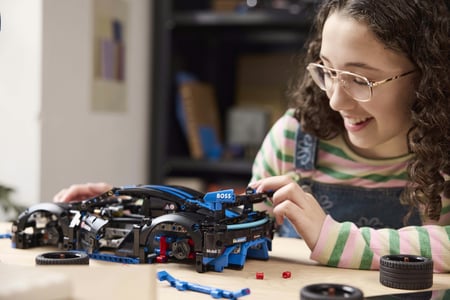 LEGO Technic Samochód wyścigowy Porsche GT4 e-Performance
