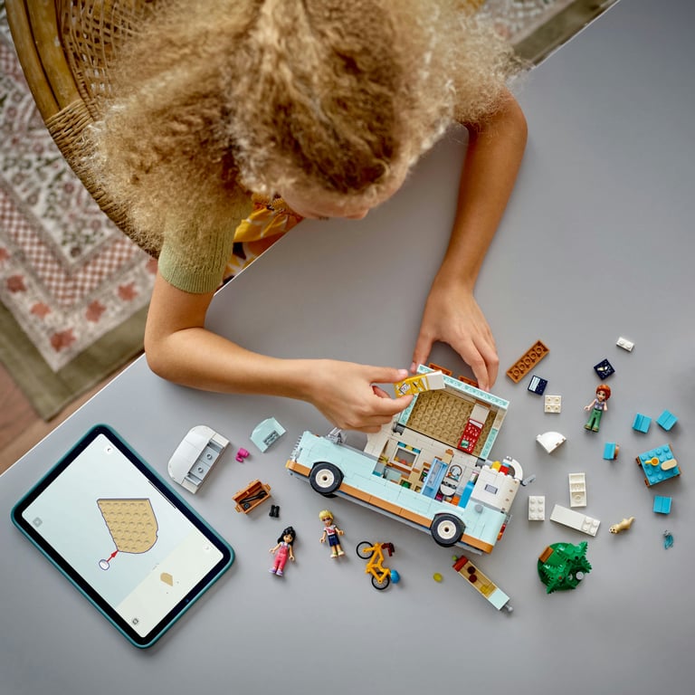 фото Блоковий конструктор LEGO Friends Пригоди на фургоні дружби 778 деталей (42663)