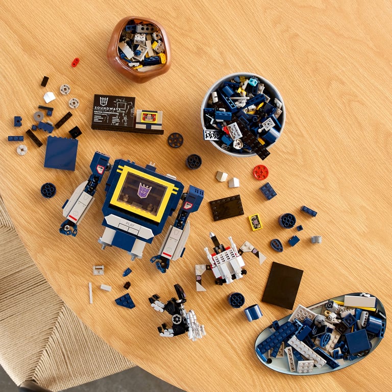 фото Блоковий конструктор LEGO Icons Трансформери: Саундвейв (10358)