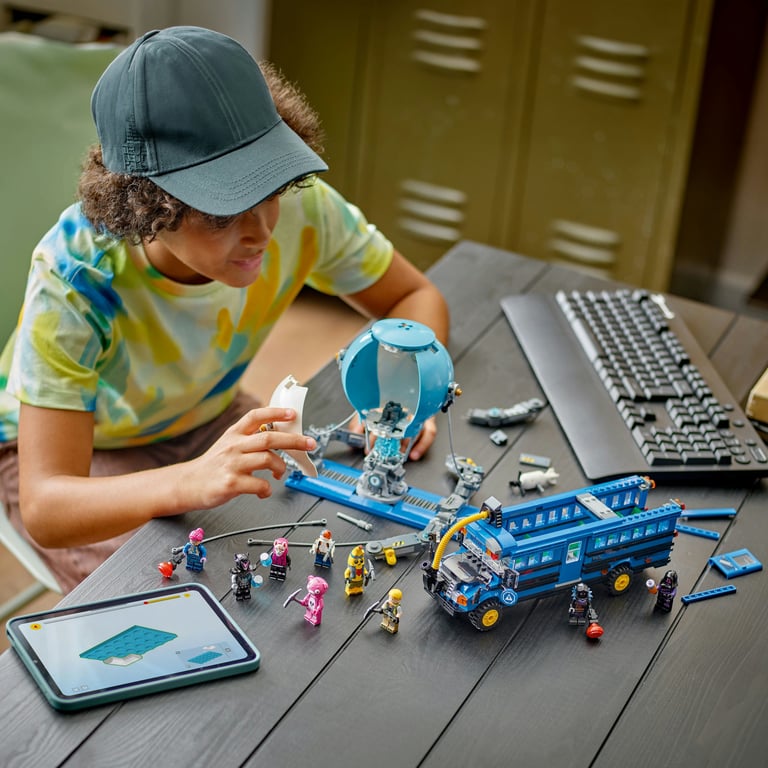 фото Блоковий конструктор LEGO Fortnite Battle Bus (77073)