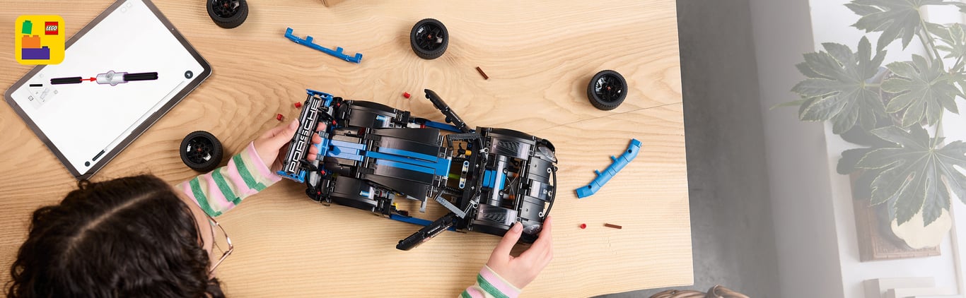 LEGO Technic Samochód wyścigowy Porsche GT4 e-Performance