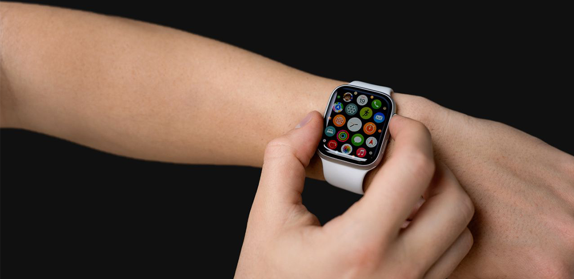 Smartwatch z ekranem AMOLED na nadgarstku w pełnym słońcu
