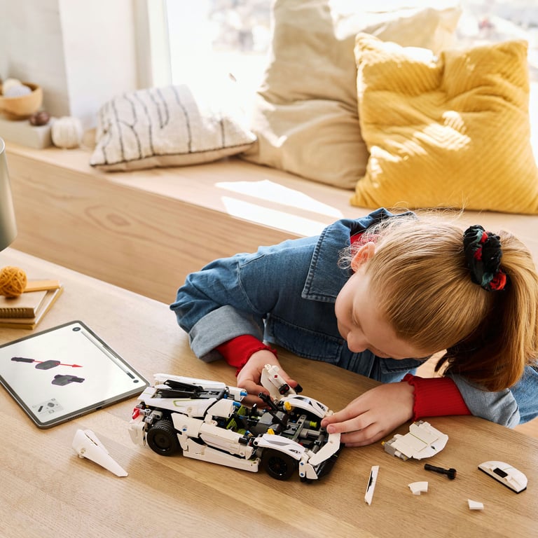 фото Авто-конструктор LEGO Technic Koenigsegg Jesko Absolut White Гіперкар (42184)