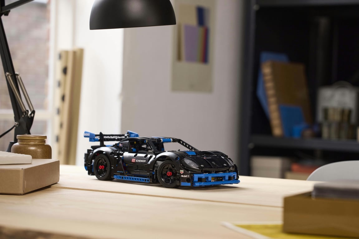 LEGO Technic Samochód wyścigowy Porsche GT4 e-Performance