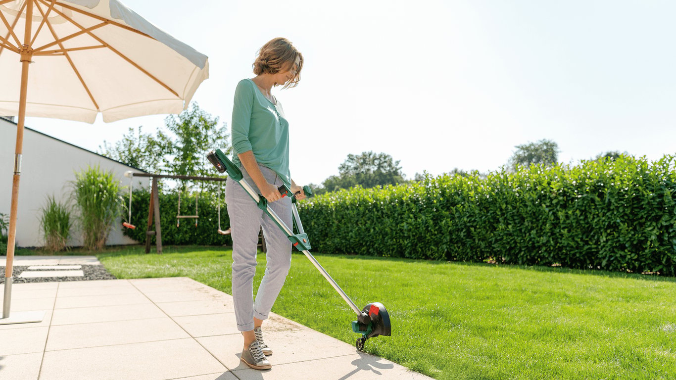 Bosch UniversalGrassCut 18V-26 26 cm Bateria Czarny, Zielony