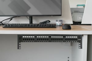 Digitus 19-calowy wspornik do montażu ściennego urządzeń, 4U