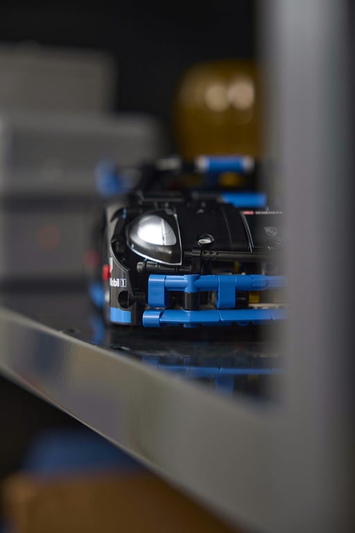 LEGO Technic Samochód wyścigowy Porsche GT4 e-Performance