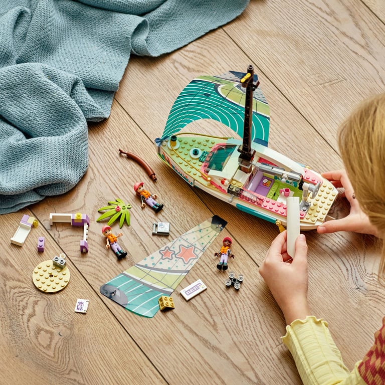 фото Блоковий конструктор LEGO Приключения Стефани на яхте (41716)