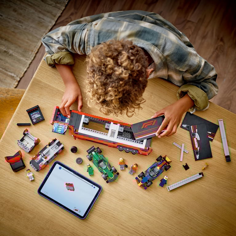 фото Блоковий конструктор LEGO City Вантажівка F1 з автомобілями RB20 та AMR24 1086 деталей (60445)