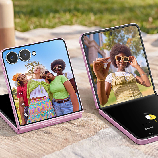 Samsung Galaxy Z Flip8 częściowo złożony z widocznym ekranem zewnętrznym FlexWindow