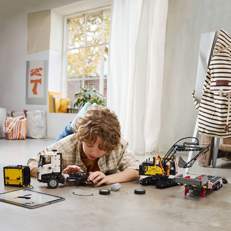 фото Авто-конструктор LEGO Technic Вантажівка Volvo FMX та електричний екскаватор EC230 (42175)