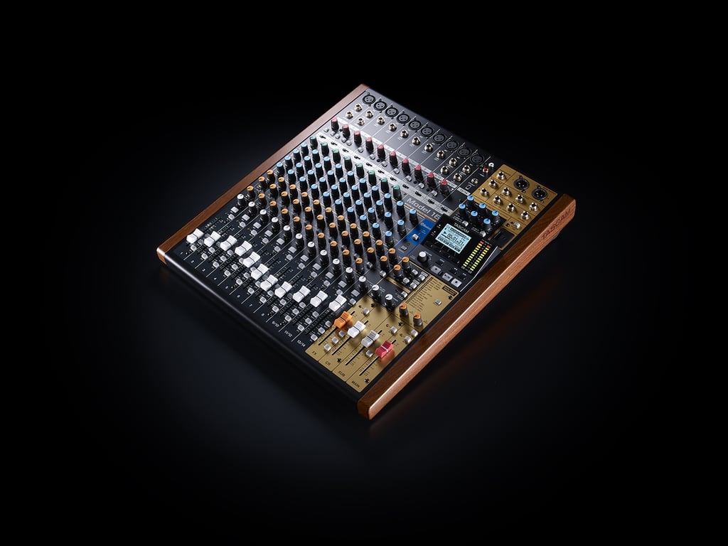 фото Микшерный пульт Tascam Model 16
