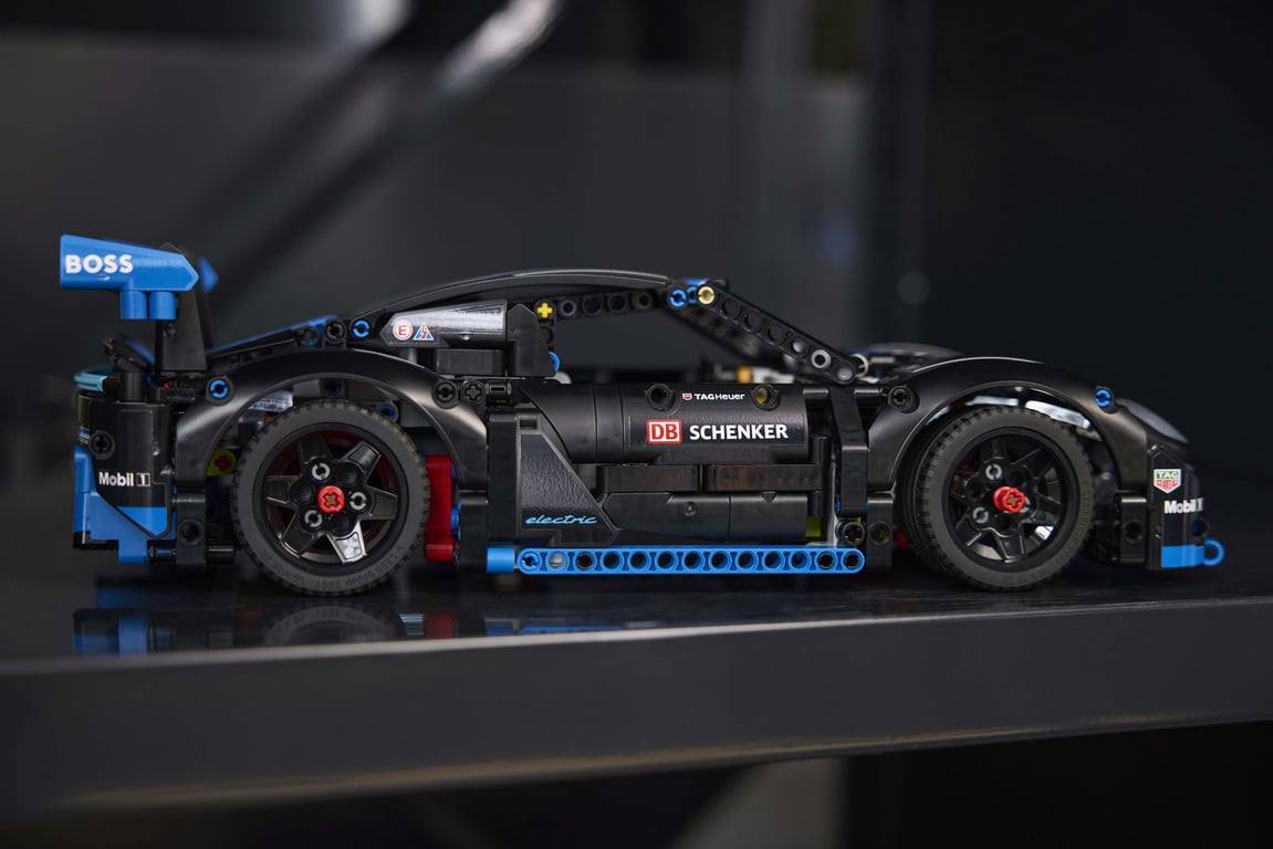 LEGO Technic Samochód wyścigowy Porsche GT4 e-Performance