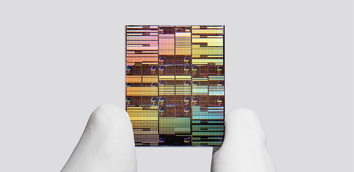 Wafel krzemowy z chipami IBM w technologii 0,7 nm — ilustracja architektury nanostack