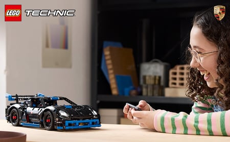 LEGO Technic Samochód wyścigowy Porsche GT4 e-Performance