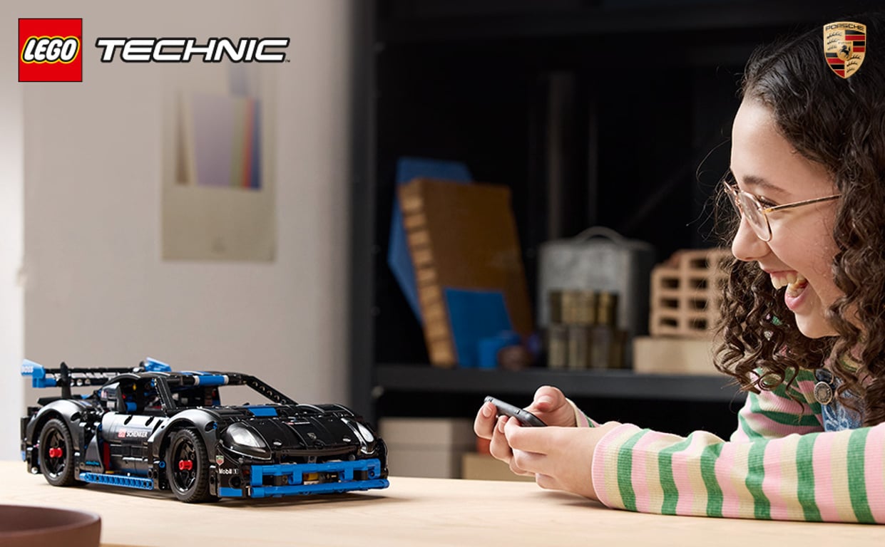 LEGO Technic Samochód wyścigowy Porsche GT4 e-Performance