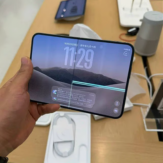 Częściowo rozłożony iPhone Duo z widocznym zawiasem i zgięciem ekranu wewnętrznego