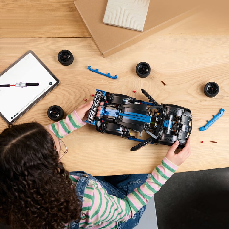 LEGO Technic Samochód wyścigowy Porsche GT4 e-Performance