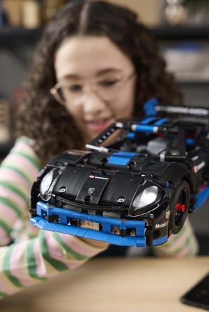 LEGO Technic Samochód wyścigowy Porsche GT4 e-Performance