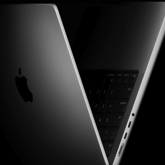MacBook Air M5 i ASUS Zenbook A14 obok siebie na biurku