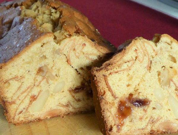 Cake aux pommes séchées, amandes, écorces d'orange confites