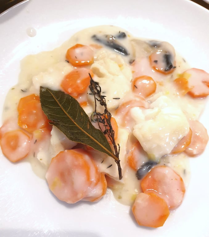 Blanquette de poisson aux carottes, poireaux et champignons 