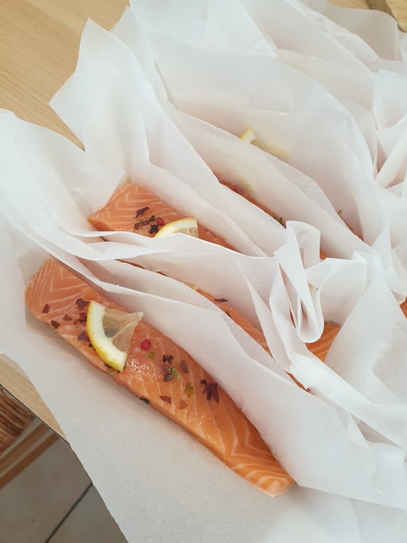 Papillotes de saumon aux baies roses et algues